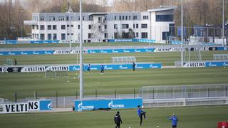 Schalke 04 volvió a los entrenamientos con un formato inédito y manteniendo la distancia entre los jugadores