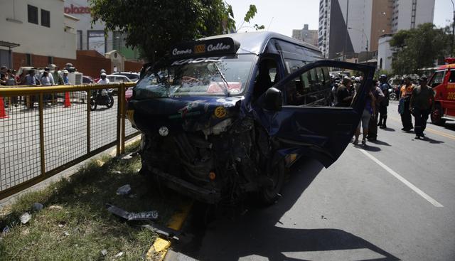 Doce personas resultaron heridas por el choque de cinco vehículos, entre dos combis y tres autos, en la avenida Brasil. El tránsito quedó restringido para el retiro de las unidades. (Foto: Alonso Chero / El Comercio)