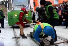YouTube: mujer arrastra dos tranvías con pasajeros en frío intenso