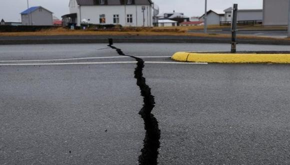 Grietas en una carretera debido a la actividad volcánica cerca de una comisaría en Grindavik, Islandia, el 11 de noviembre de 2023. (RUV/Ragnar Visage/ vía REUTERS).