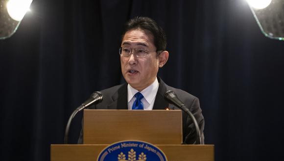 El primer ministro japonés, Fumio Kishida, habla durante una conferencia de prensa en el Hotel Willard en Washington, DC.