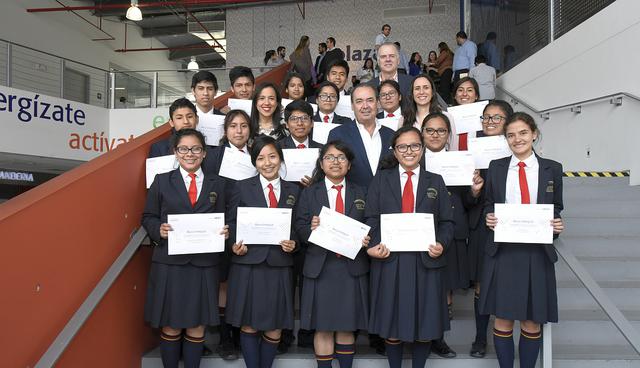 El Banco de Crédito del Perú (BCP) otorgó 72 becas integrales a alumnos de bajos escasos recursos económicos pero con alto rendimiento académico de Lima y provincias para iniciar estudios universitarios a partir del 2018. Estas becas representan una inversión de S/7,9 millones a lo largo de toda la carrera de los beneficiarios. "En el BCP nos sentimos satisfechos de poder decir que a la fecha tenemos 100 becarios estudiando en las mejores universidades del país, lo que significa 16 millones de soles comprometidos. De ese total, el 53% son de provincias y el 61% son mujeres. A ese número, se suma hoy 72 becarios, que a partir del próximo año tendrán la oportunidad de formarse como profesionales destacados. De esta nueva promoción, el 55% son de provincias y el 59% son mujeres", precisó Eduardo Rubio, gerente adjunto de Responsabilidad Social del BCP. (Foto: El Comercio)