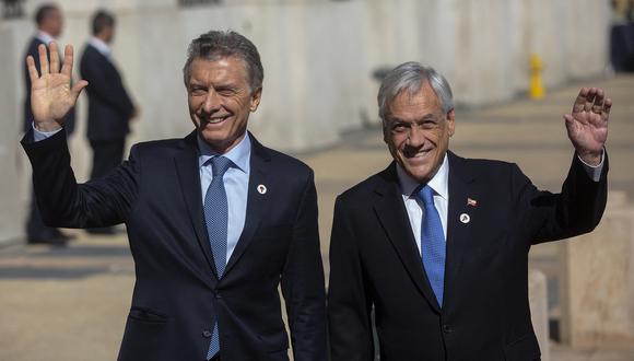 El expresidente de Chile, Sebastián Piñera (derecha), da la bienvenida a su homólogo argentino, Mauricio Macri. (Foto de CLAUDIO REYES/AFP)