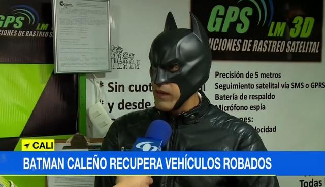 Miguel Guevara ayuda a sus clientes disfrazado de 'Batman'. (YouTube)
