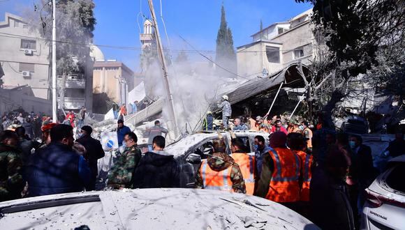 Socorristas y soldados se encuentran en el lugar de un edificio residencial después de un presunto ataque israelí en el barrio de Mezzah, Damasco, Siria, 20 de enero de 2024. EFE/EPA/STR