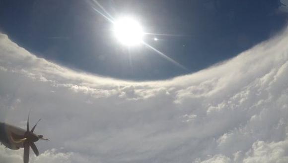 Así se veía el domingo desde un avión de reconocimiento de la NOAA el ojo de Dorian (lo que se ve en la foto es un efecto característico de los ciclones de gran intensidad y se conoce como "efecto estadio"). (Foto: Jordan Sun, Hunter Mcalister; @53RDWRS, @GBLACK2)