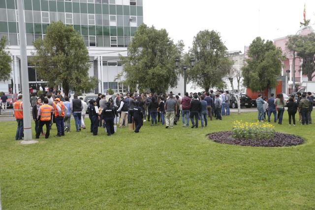 Parques y plazas fueron los puntos de reunión para todos los que participaron del simulacro de sismo y tsunami en diversas partes de Lima y el país. (Foto: Anthony Niño de Guzmán / El Comercio)