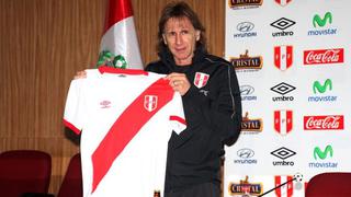 Selección peruana: Ricardo Gareca posó con la nueva camiseta