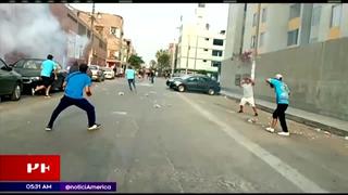 Cercado de Lima: Barristas se enfrentaron bombas molotov y piedras