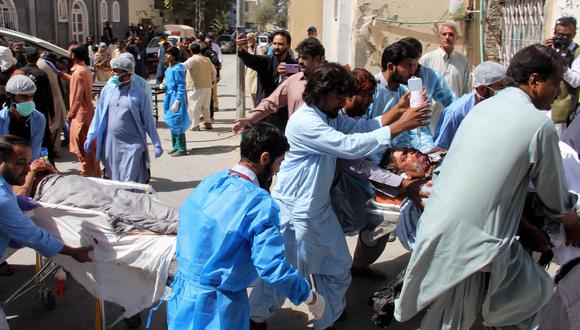 Las víctimas de la explosión suicida con bomba en una mezquita de Mastung, son trasladadas al hospital de Quetta, la capital provincial de la provincia restante de Baluchistán, Pakistán, el 29 de septiembre de 2023. EFE/EPA/JAMAL TARAQAI
