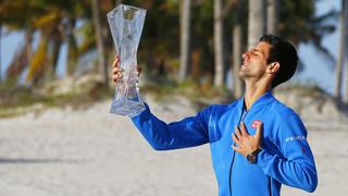 Novak Djokovic celebró en la playa con el trofeo del Miami Open