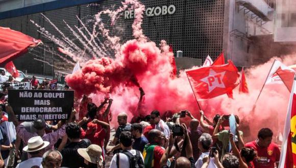 Simpatizantes del partido de Lula protestan frente a TV Globo