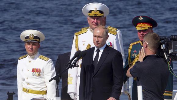 El presidente de Rusia, Vladimir Putin, y el comandante en jefe de la marina rusa Nikolai Yevmenov llegan a un desfile de la flota rusa como parte de la celebración del Día de la Marina en San Petersburgo. (Foto: AFP)