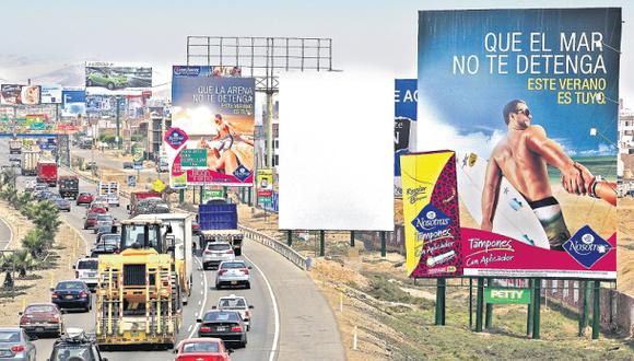 Paneles publicitarios burlan la ley en la Panamericana Sur