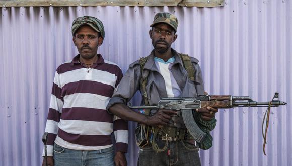 Dos miembros de la milicia Amhara posan para una foto, en Mai Kadra, Etiopía, el 21 de noviembre de 2020. (Foto: EDUARDO SOTERAS / AFP).