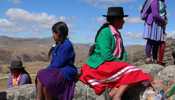 Mujeres son vistas el 7 de junio de 2022 en el departamento sur andino de Apurímac, Perú. (Foto referencial, EFE/Paula Bayarte).