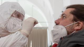 Austria alcanza récord de contagios por coronavirus y el Gobierno plantea confinar a los no vacunados