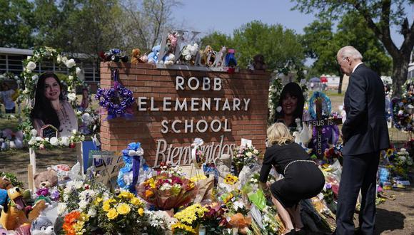 El presidente Joe Biden y la primera dama Jill Biden visitan la Escuela Primaria Robb para presentar sus respetos a las víctimas del tiroteo masivo en Uvalde, Texas. (Foto AP/Evan Vucci).