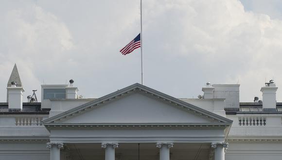 La bandera se bajó a media asta en la Casa Blanca en homenaje al policía que falleció en el violento asalto al Capitolio. (Foto referencial: Saul LOEB / AFP)