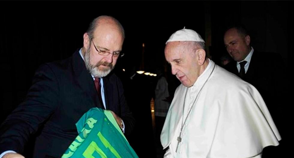 El Papa Francisco recibió como presente este miércoles la camiseta del Chapecoense, el homenaje a las víctimas del accidente aéreo que dejó 71 víctimas. (Foto: Radio Vaticano)