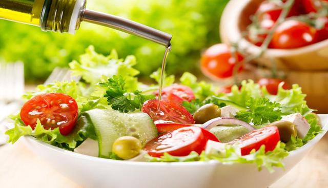 Es importante aderezar las ensaladas, ya que muchos nutrientes y antioxidantes de las verduras necesitan grasa para ser absorbidos por nuestro cuerpo. (Foto: Shutterstock)