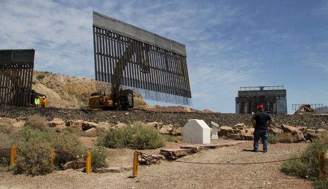 Son 800 metros de barrotes de acero en el punto donde se unen los estados de Texas y Nuevo México, frente a la mexicana de Ciudad Juárez, Chihuahua. (Fotos: AFP)
