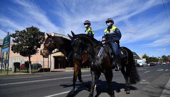 La policía montada de Nueva Gales del Sur patrulla Sídney, Australia, 5 de agosto de 2021, en medio del confinamiento por coronavirus. (EFE / EPA / JOEL CARRETT).
