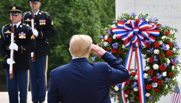 Donald Trump conmemora el Día de los Caídos y defiende su decisión de jugar golf en plena pandemia de coronavirus. (Foto: Nicholas Kamm / AFP).