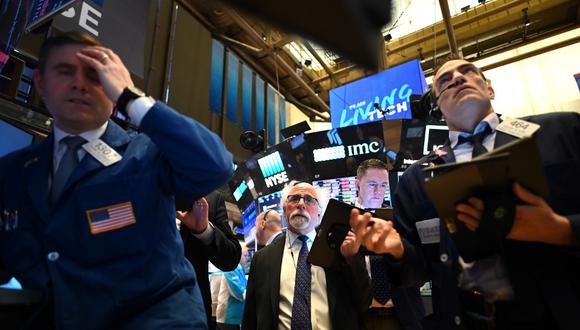 El Dow Jones bajaba 87,53 puntos, hasta 33.966,41 unidades. (Foto: AFP)