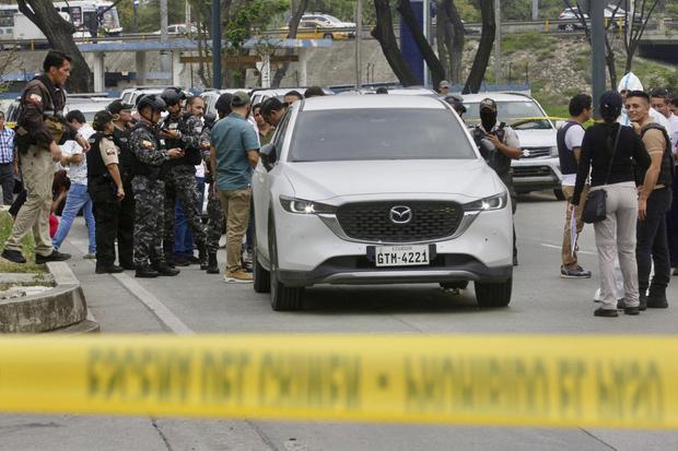 Miembros de la Policía Nacional permanecen en el lugar donde el fiscal César Suárez fue asesinado a tiros en Guayaquil. (Foto: AFP)
