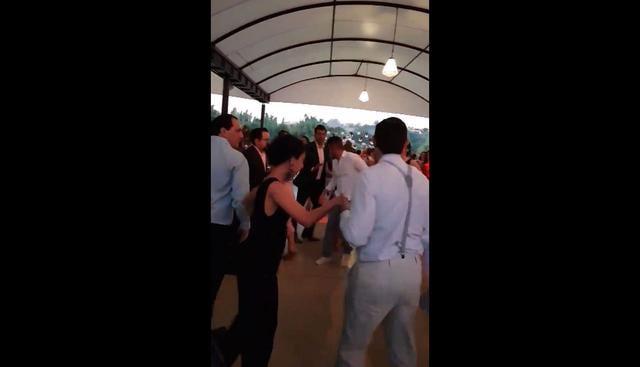 Los invitados de una boda en México protagonizaron una sensacional coreografía que fue subida como video a Facebook y se volvió viral con 32 millones de reproducciones. (Foto: captura)