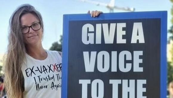 Kristen Lowery, de 40 años, sostiene un cartel que dice "denle voz a los heridos por la vacuna". (Foto: Facebook).
