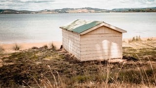 Compraron una cabaña de playa por 630 dólares y ahora vale medio millón pese a no tener agua ni electricidad