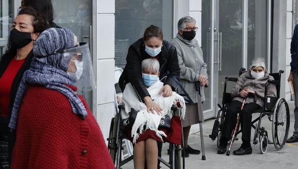 Imagen referencial. Adultos mayores hacen fila para ser vacunados contra el coronavirus en Bogotá (Colombia). (EFE/Mauricio Dueñas).