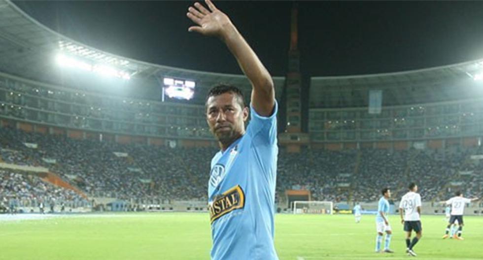 Roberto Palacios le dijo adiós a Sporting Cristal durante la celebración de la Noche de la Raza Celeste 2012. Jugó 15 minutos ante San Martín (Foto: Líbero)