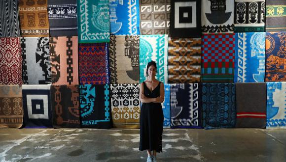 La artista Alice Wagner frente a un collage de colchas donde se "reconstruye" el ícono del Tumi.  (Foto: Alessandro Currarino)