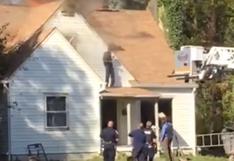 Hombre baila en el techo tras incendiar casa de su novia | VIDEO