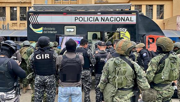 Imagen muestra a las fuerzas de seguridad preparándose para una operación en el complejo penitenciario Guayas 1 en Guayaquil, Ecuador, el 1 de noviembre de 2022. (Foto de SNAI/AFP)