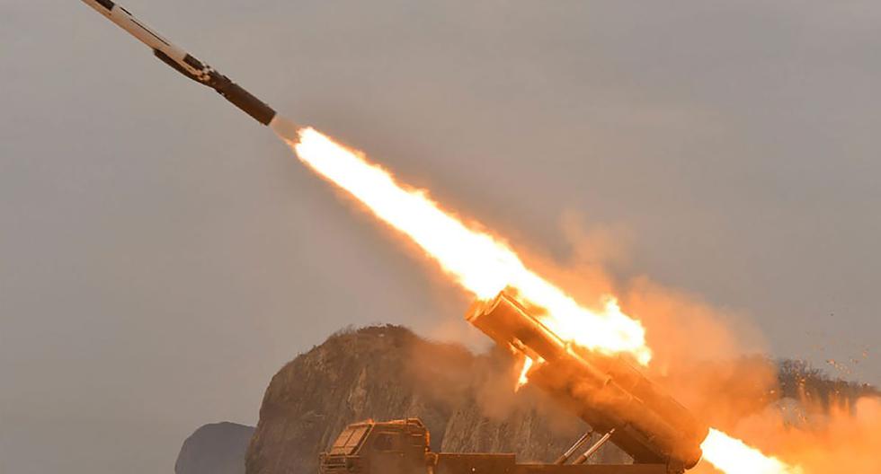Uno de los misiles disparados por Corea del Norte. (STR / AFP / KCNA VIA KNS).