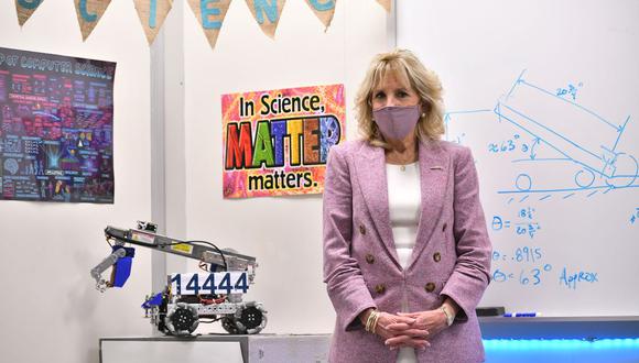 La primera dama de Estados Unidos, Jill Biden, visita un laboratorio de robótica mientras recorre la escuela secundaria Fort LeBoeuf en Waterford, Pensilvania, el 3 de marzo de 2021. (MANDEL NGAN / AFP).