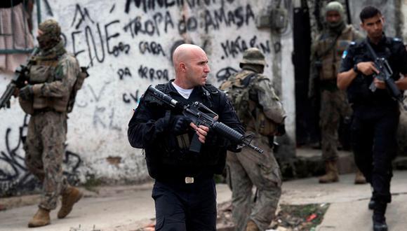 Oficiales de la Policía Militar y soldados de la Unidad Especial de Policía de Río de Janeiro (BOPE) realizan un operativo en la favela Cidade de Deus en Río de Janeiro, Brasil, el 3 de mayo de 2018. (Foto referencial, MAURO PIMENTEL / AFP).