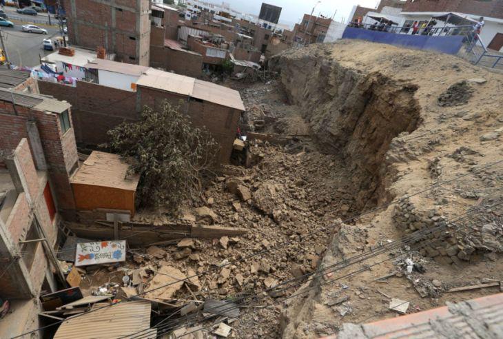 Chorrillos: 4 familias damnificadas por deslizamiento de rocas - 1