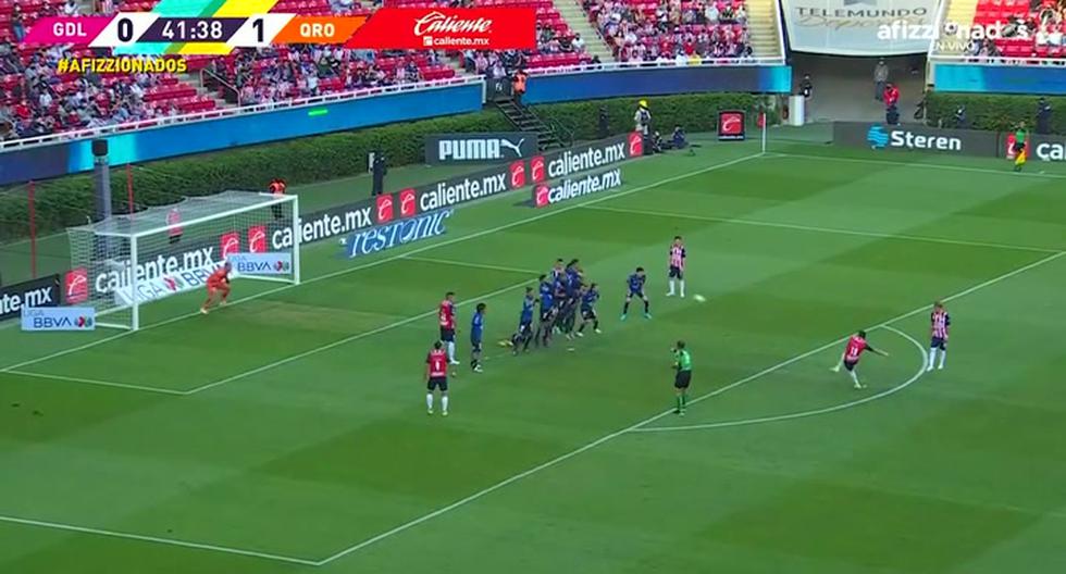 The goalkeeper just looked: Alexis Vega sent the ball into the corner to score a great goal from a free kick and Chivas made it 1-1 | VIDEO