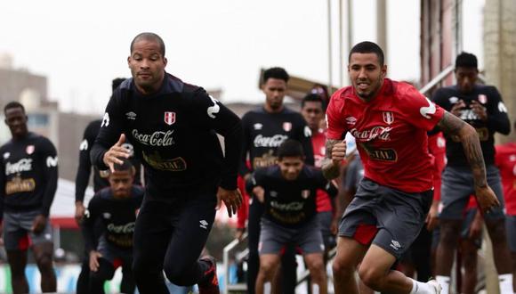 El técnico de Junior, Julio Comesaña, se mostró mortificado por el viaje de Alberto Rodríguez hacia Lima para unirse a la selección peruana. (Foto: FPF)