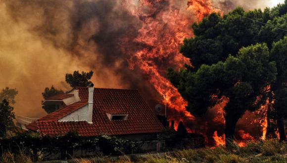 El balance de muertos por los incendios en Grecia subió este jueves a 82 personas, al mismo tiempo que los equipos de forenses efectúan sus tareas de identificación y la prensa griega busca responsables. (Foto: AFP)