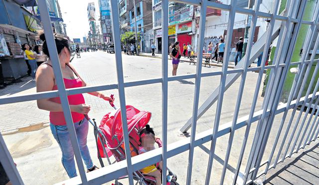 La Municipalidad de La Victoria, con apoyo de unos 2.000 policías, prohibió el ingreso a Gamarra para impedir que los ambulantes vuelvan a adueñarse de las calles. Desde el jueves, el acceso será mejor vigilado. (Rolly Reyna / GEC)
