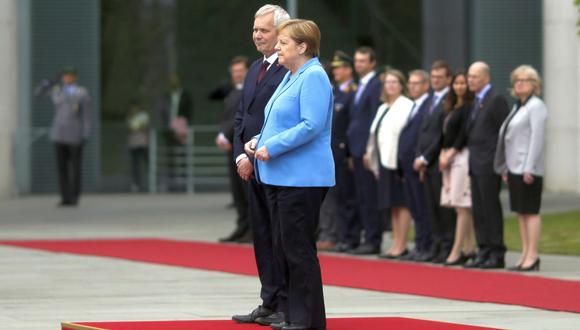 Se trata del tercer episodio de espasmos que sufre Merkel en público en poco más de tres semanas. (Foto: AP)