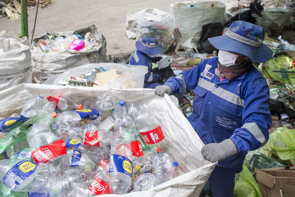 Miembros-de-la-Asociación-Recicladores-Ecoeficientes,-realizan-su-trabajo-diario-de-segregado-de-materiales-reciclables-en-su-local-en-la-ciudad-de-Arequipa,-el-31-de-Octubre-de-2018.