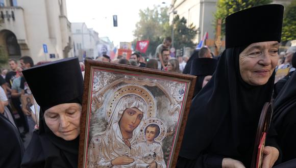 Una monja ortodoxa sostiene un ícono durante una protesta contra el evento internacional LGBT EuroPride en Belgrado, Serbia.