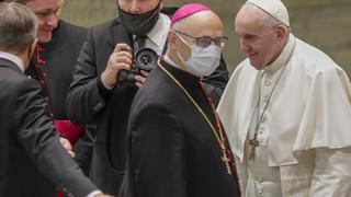 Papa Francisco cambia sus costumbres y saluda a los fieles de lejos debido al coronavirus | FOTOS